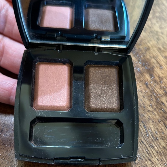 CHANEL Glossy Black Compact peach/sable dual eyeshadow - Picture 2 of 3